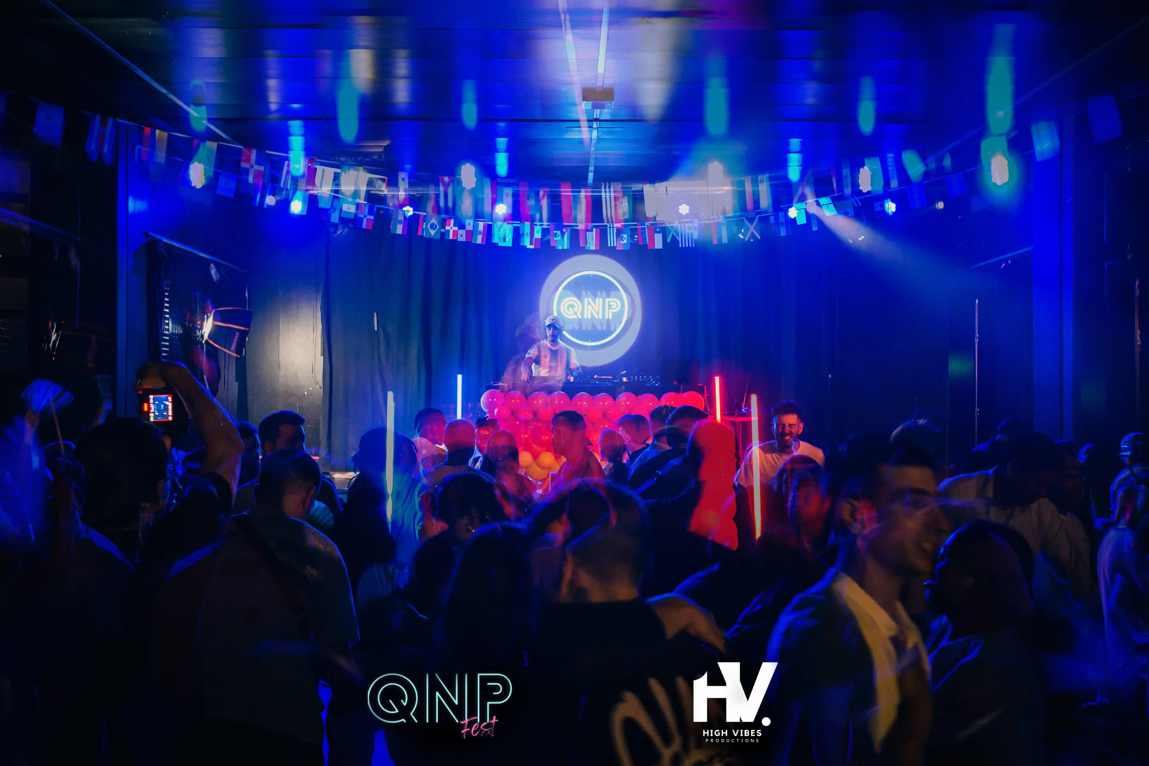 Edurius ao vivo com néon QNP